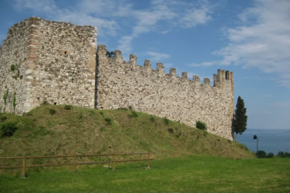 Padenghe the perimeter walls